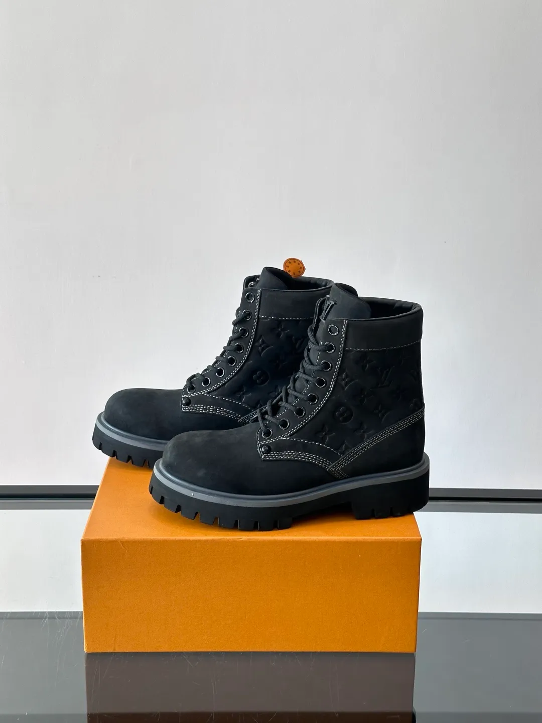 [L Home] Top P: 920💰 Size: 39-44 (45 can be customized) LOUIS VUITTON Louis Vuitton ss25 LV Donkey brand new thick-soled lace-up big-toe shoes men's casual shoes high-top short boots. These boots are crafted from top-grain calf leather for a lightweight and comfortable fit. The thick EVA outsole is embellished with eye-catching ridges, and the trendy attitude of being both strong and soft makes it an everyday choice. ✔Upper: imported first-layer cowhide ✔Lining: cowhide ✔Outsole: original molded outsole